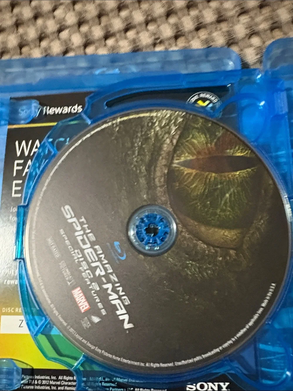 Sony Blu-ray + DVD The Amazing Spider-Man — Red & Blue Cover